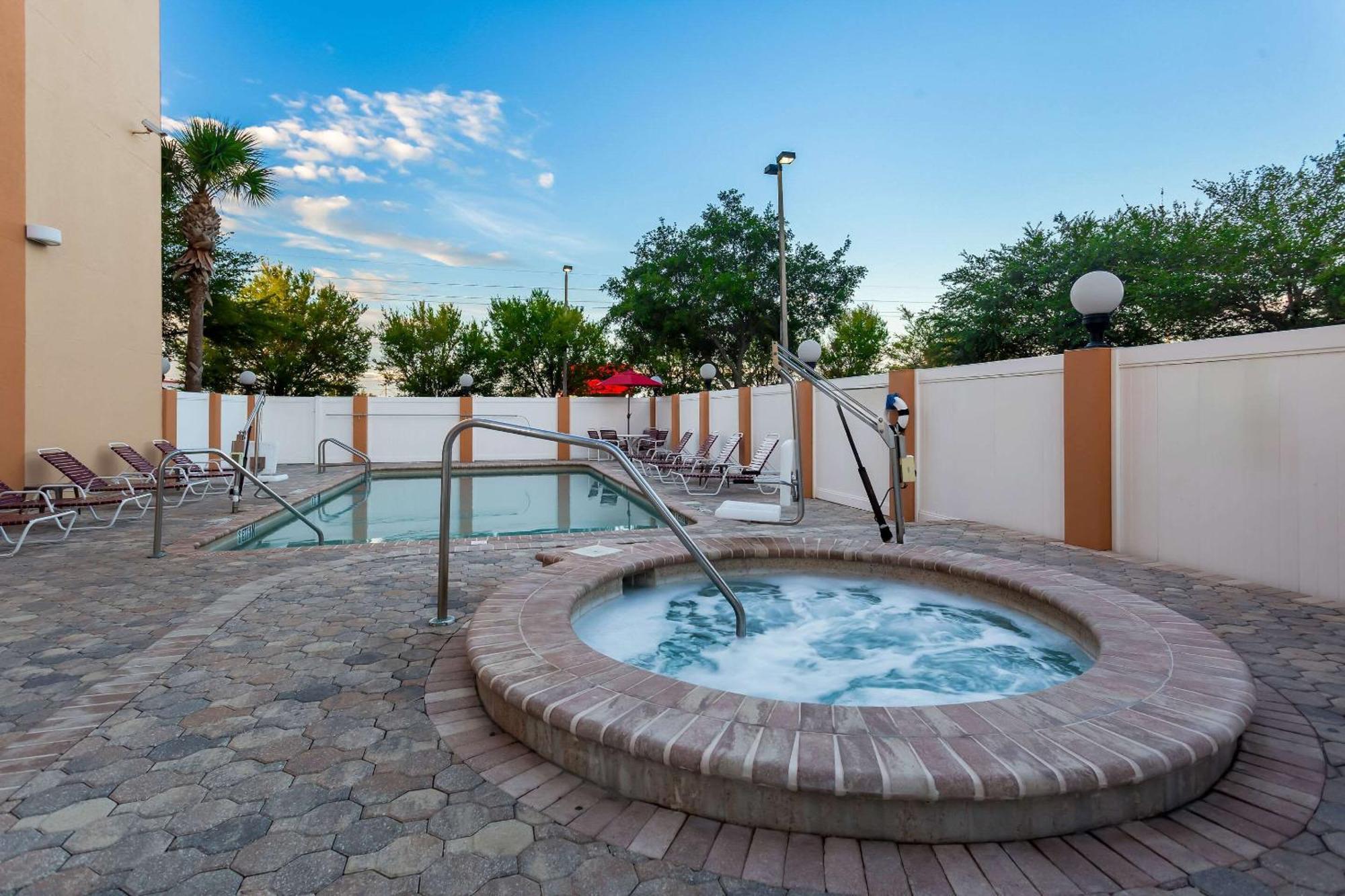 Hotel Comfort Tampa Airport North 3*